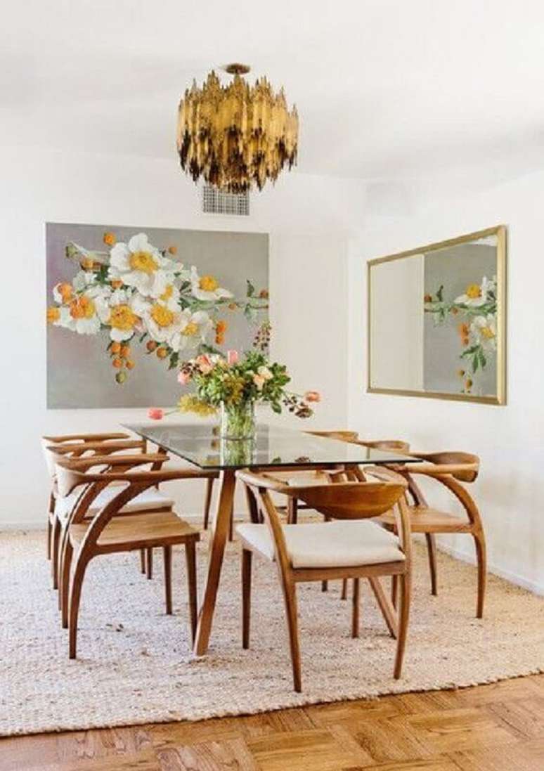 7. Cadeira de madeira com braço para sala de jantar clean decorada com mesa de vidro – Foto: FrenchyFancy