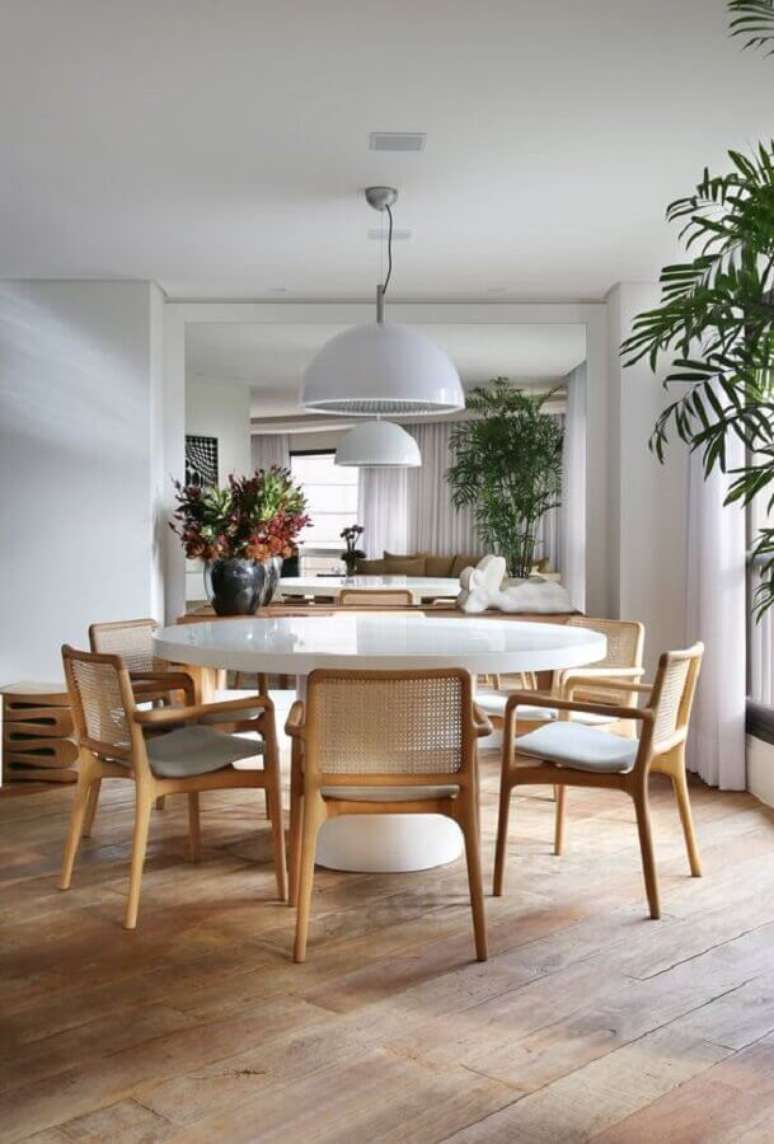 24. Cadeira de madeira com braço para decoração de sala de jantar com mesa redonda branca – Foto: Jeito de Casa