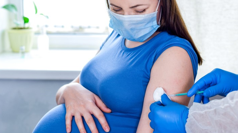 Após notificação de possível evento adverso, uso da vacina de AstraZeneca/Oxford está suspenso em grávidas — com exceção daquelas com comorbidades