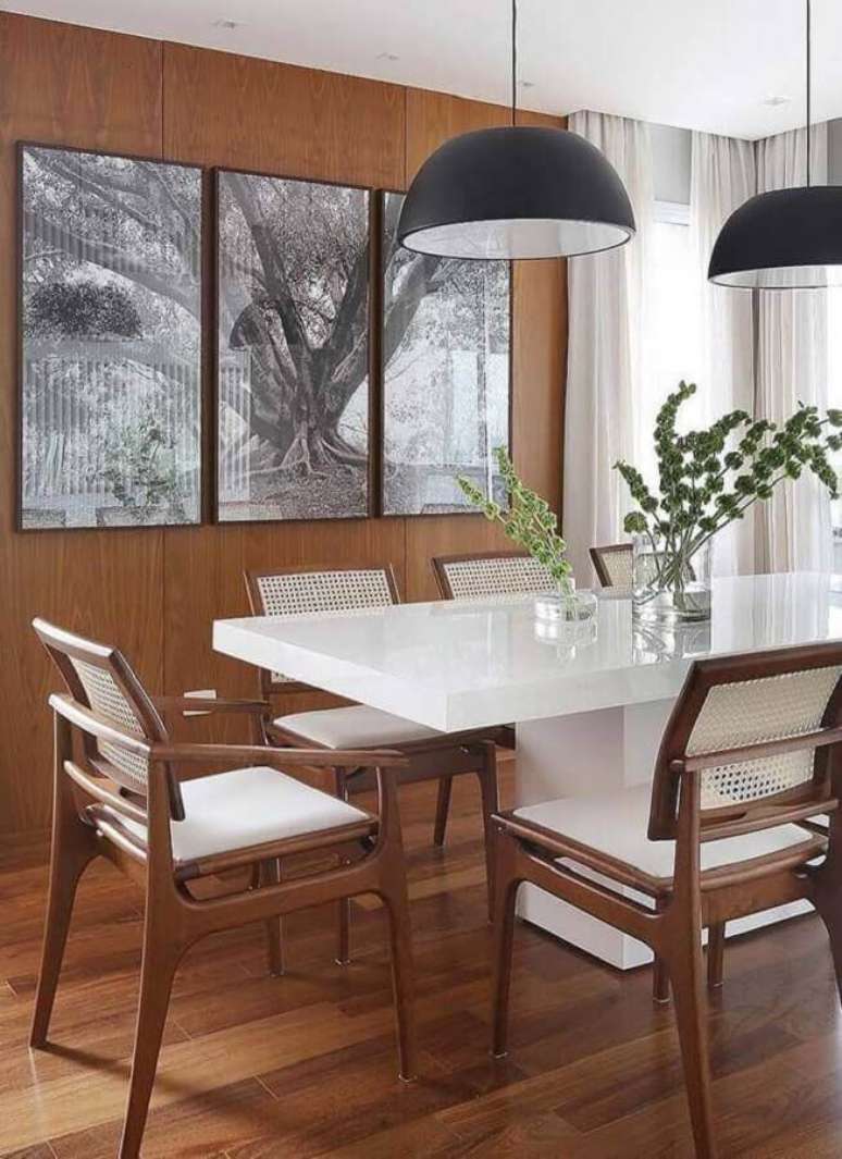 55. Cadeira com braço de madeira para decoração de sala de jantar com luminária redonda para mesa branca – Foto: Jeito de Casa