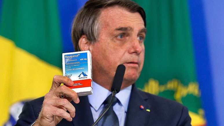 Bolsonaro com caixa de cloroquina, em foto de setembro de 2020; o chamado 'kit covid' tem sido apontado como prejudicial ao tratamento da covid-19