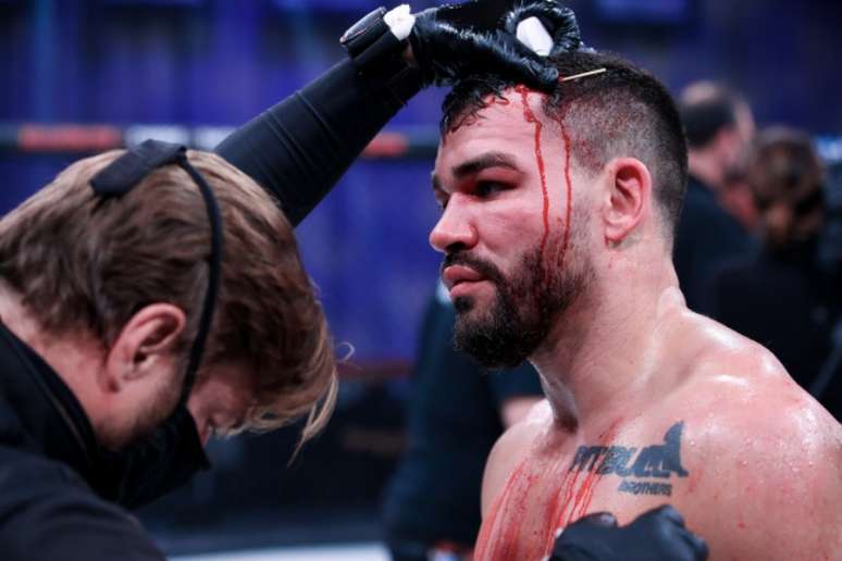 Patricky Pitbull sofreu um corte e o médico decidiu interromper o combate (Foto: divulgação Bellator)