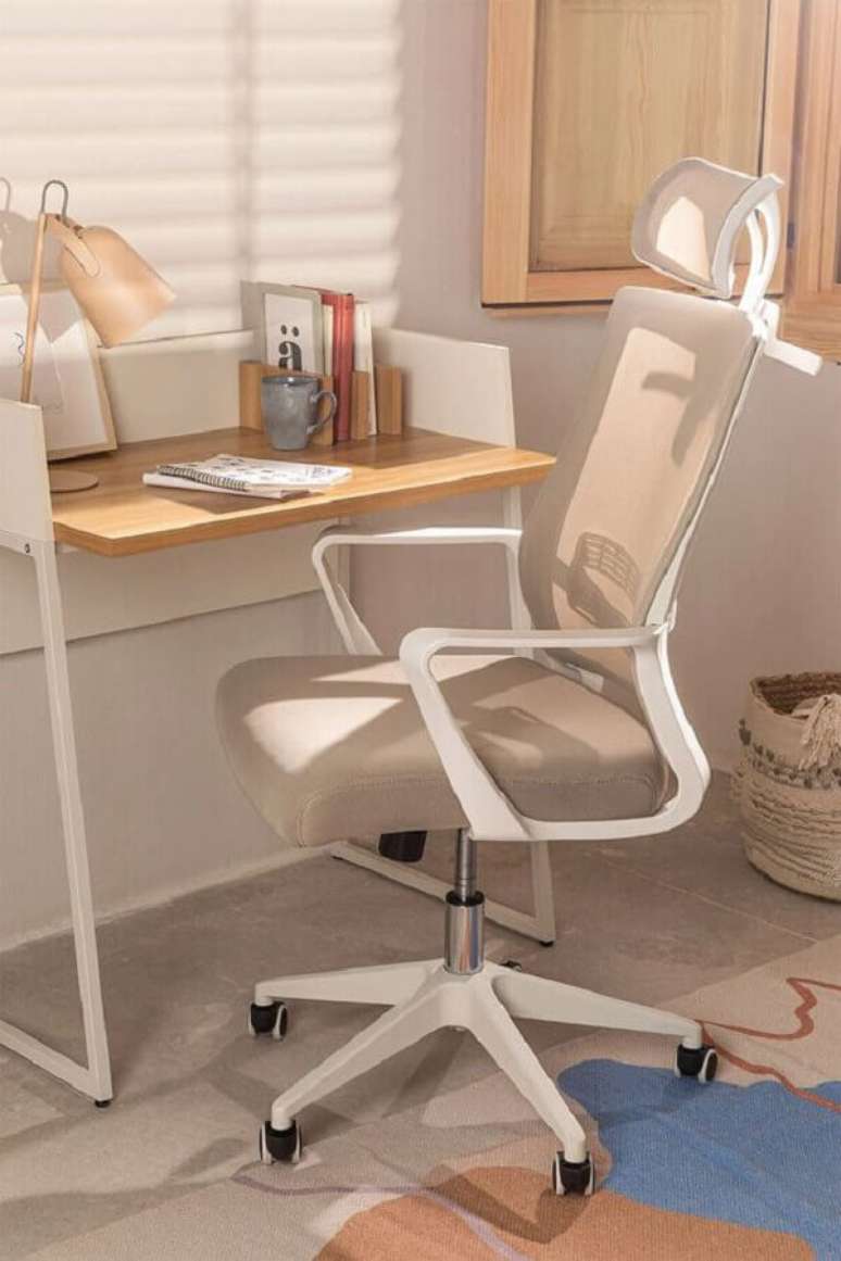 4. Decoração com escrivaninha pequena e cadeira de escritório com braço – Foto: Pinterest