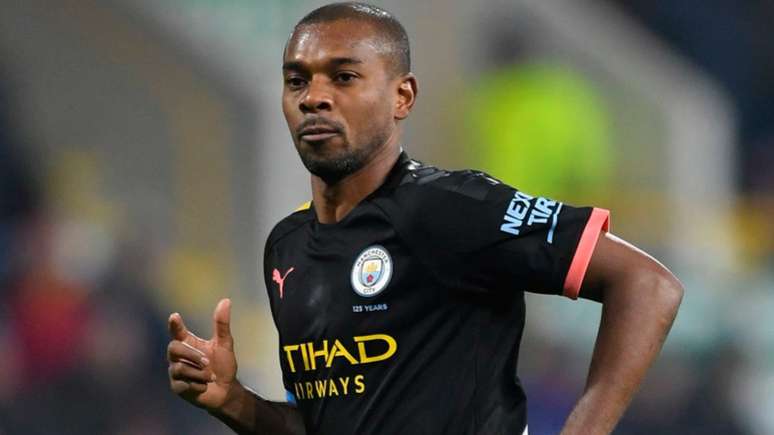 Fernandinho celebrou o título de sua equipe (Foto: AFP)