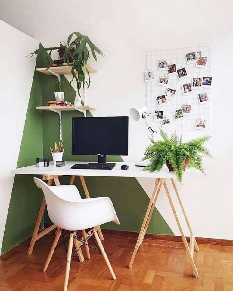 9. Home office simples decorada com cadeira eames com braço – Foto: Pinterest