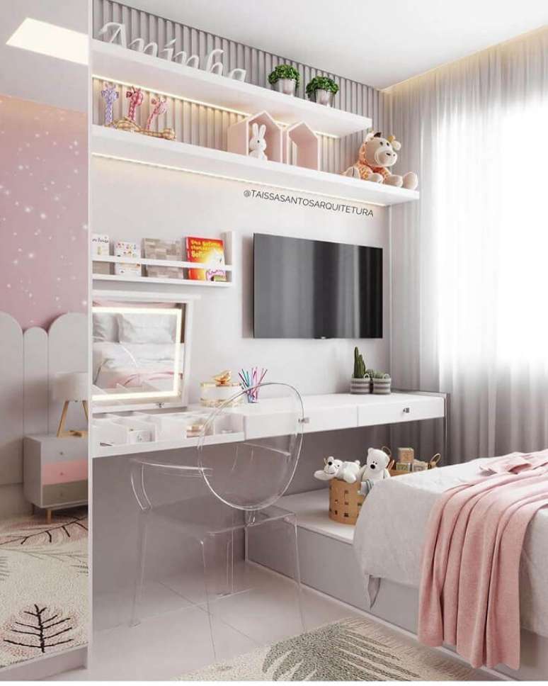 50. Quarto feminino branco e rosa decorado com cadeira com braço transparente – Foto: Pinterest