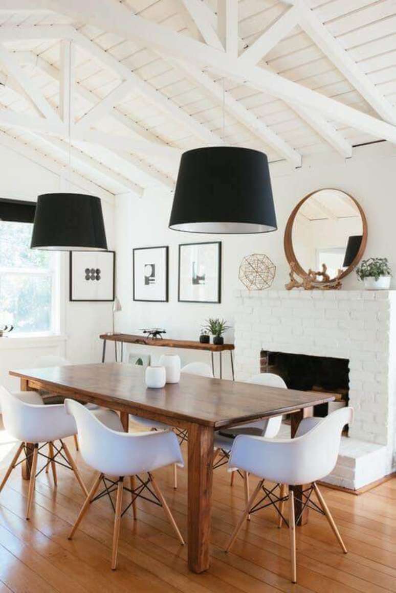 30. Cadeira eames com braço para sala de jantar branca decorada com mesa de madeira – Foto: Home Fashion Trend