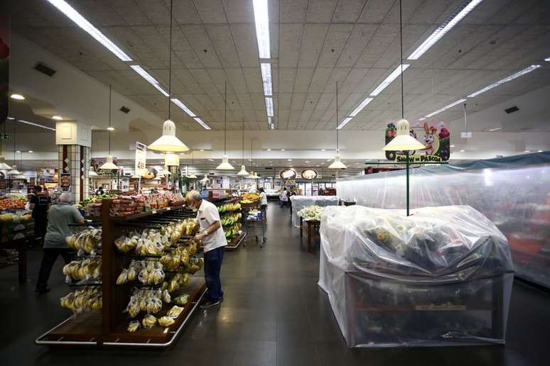 Consumidores fazem compras em supermercado de Porto Alegre em meio a dissemina&ccedil;&atilde;o da Covid-19
09/03/2021
REUTERS/Diego Vara
