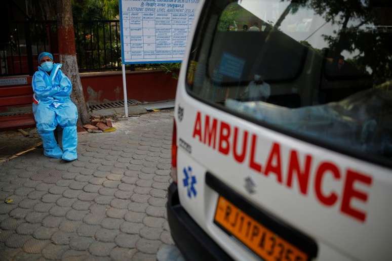 Trabalhador da saúde repousa ao lado de uma ambulância em Nova Dhéli, Índia 10/05/2021 REUTERS/Adnan Abidi