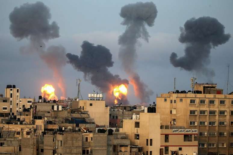 Chamas e fumaça após ataque aéreo de Israel no sul da Faixa de Gaza
11/05/2021 REUTERS/Ibraheem Abu Mustafa