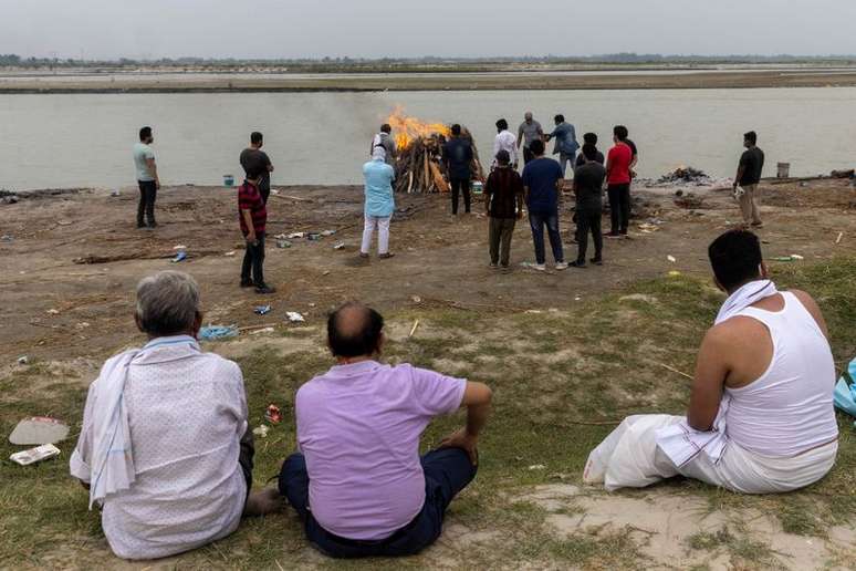 Familiares observam cremação de homem que morreu de Covid-19 às margens do rio Ganges no Estado indiano de Uttar Pradesh
06/05/2021
REUTERS/Danish Siddiqui