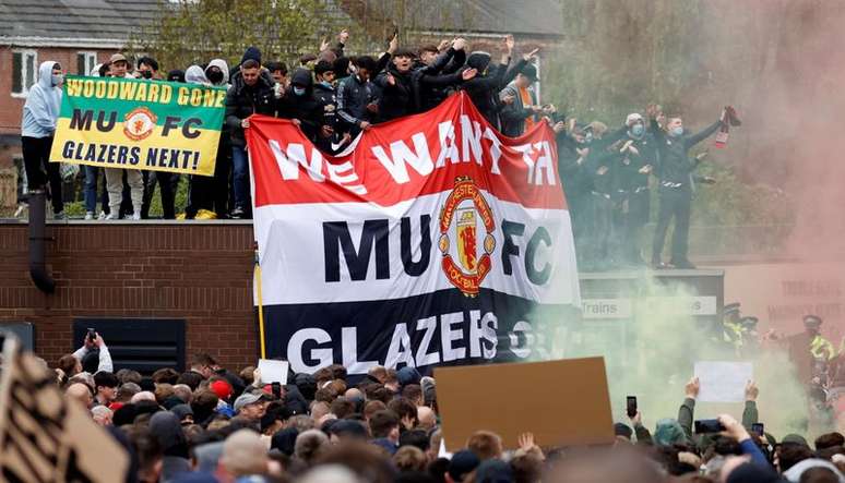 Torcedores do Manchester United protestam contra proprietários do clube
02/05/2021 REUTERS/Phil Noble