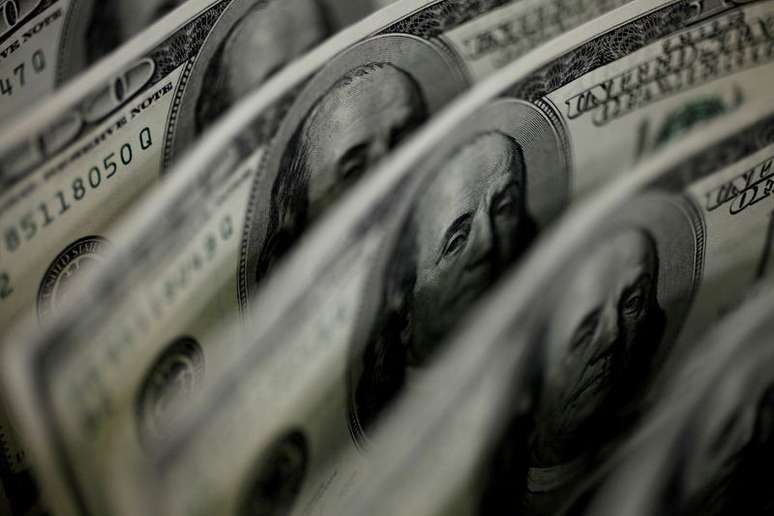 Ilustração de cédulas de dólar dos EUA. 2 de agosto de 2011. REUTERS/Yuriko Nakao