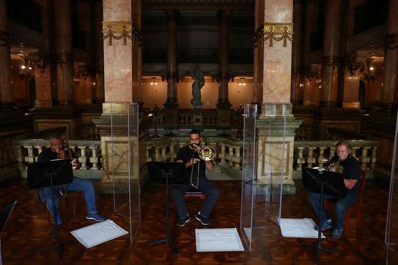 M&uacute;sicos ensaiam antes de grava&ccedil;&atilde;o de concerto online no Theatro Municipal do Rio de Janeiro
29/04/2021 REUTERS/Pilar Olivares