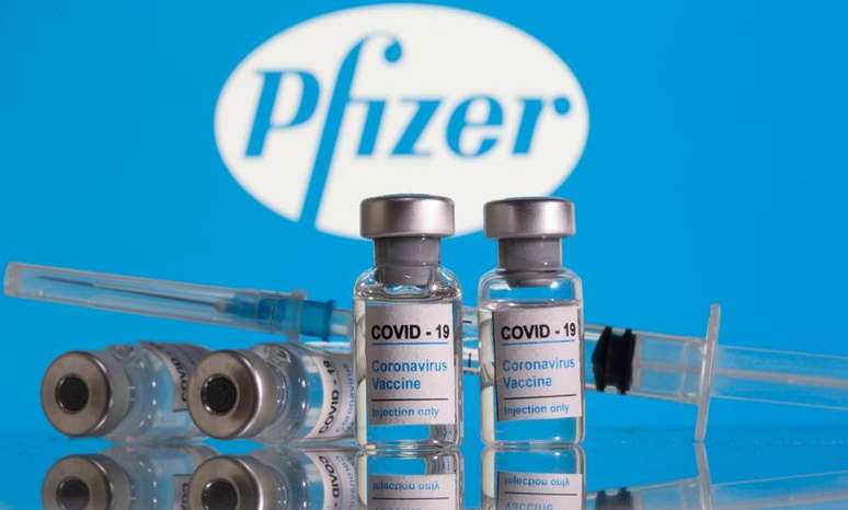 Frascos rotulados como de vacina contra Covid-19 em frente ao logo da Pfizer em foto de ilustração
09/02/2021 REUTERS/Dado Ruvic