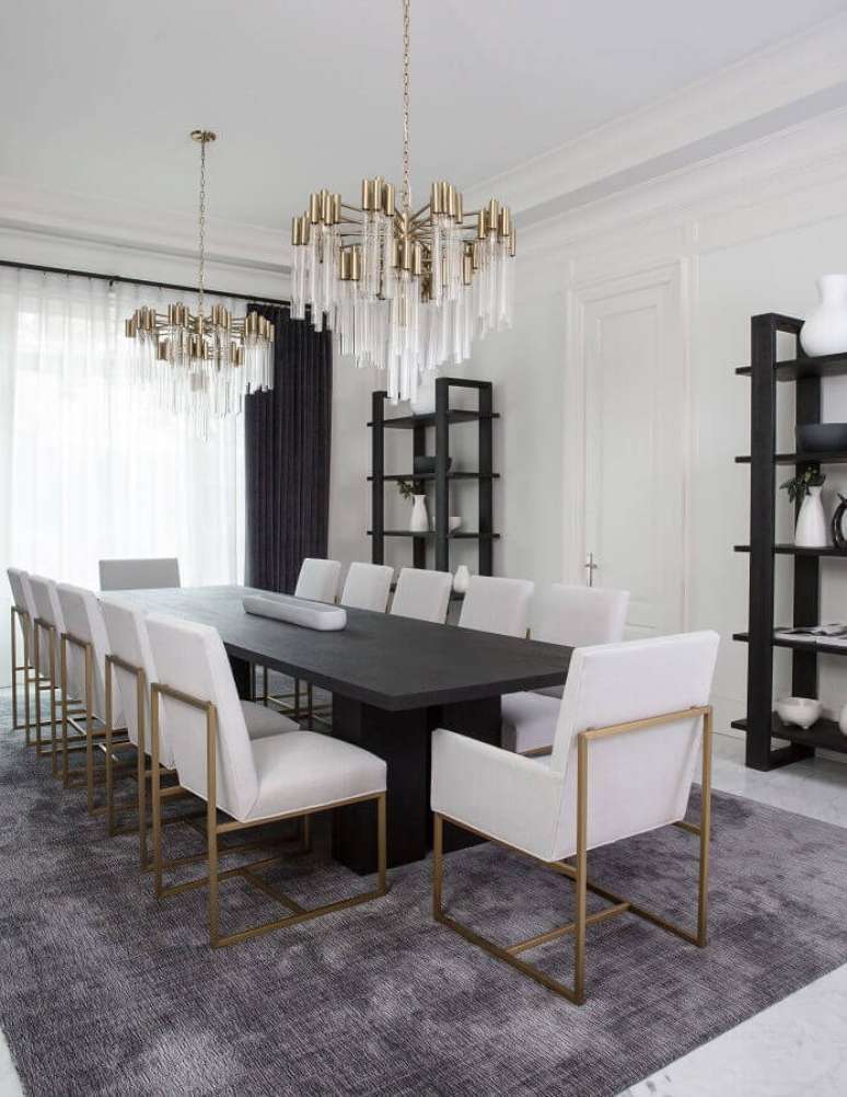 33. Sala de jantar sofisticada decorada com mesa preta e cadeira com braço estofada – Foto: Apartment Therapy