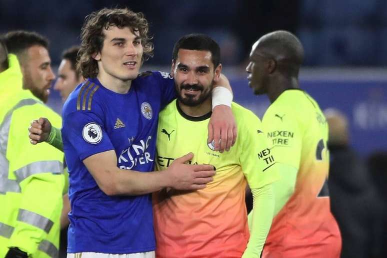 Söyüncü e Gündogan em duelo entre Leicester e Manchester City na temporada passada (Foto: Reprodução / Twitter)