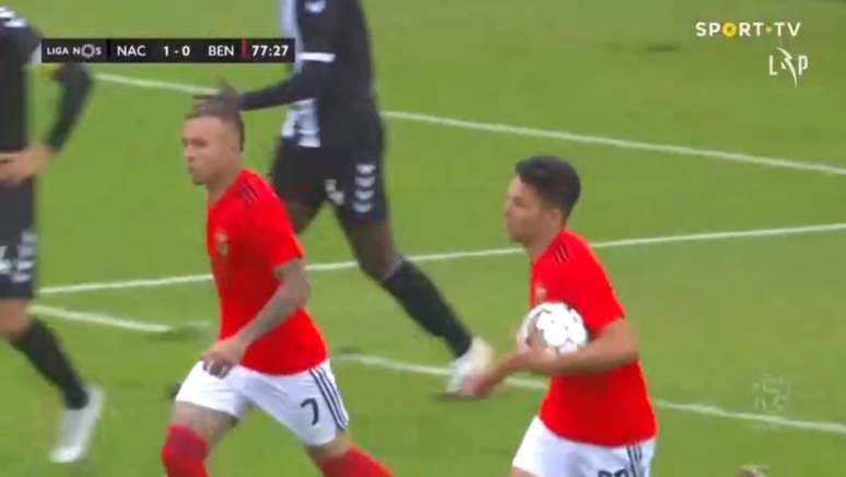 Everton Cebolinha fez a jogada do gol de empate do Benfica (Foto: Reprodução / Sport TV)