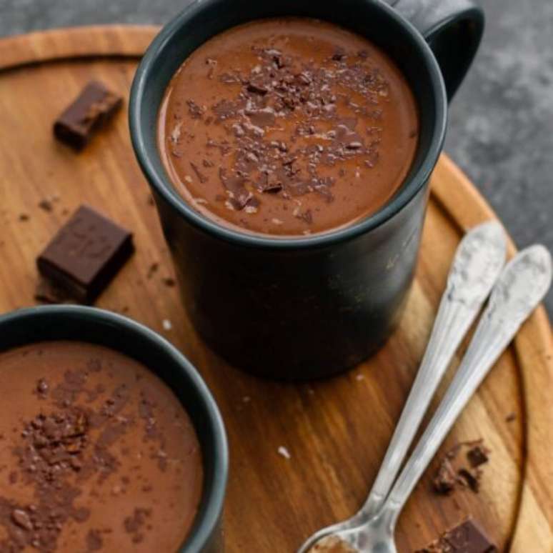 Aprenda como fazer chocolate quente simples.