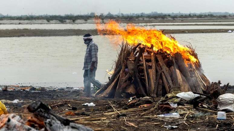 Corpos cremados nas margens do rio Ganges em Uttar Pradesh