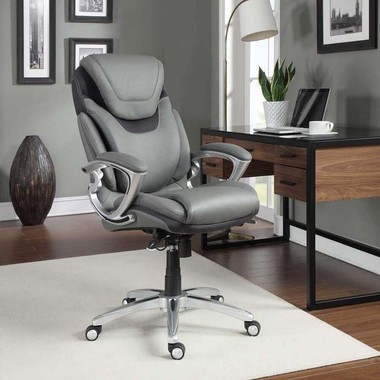 3. Invista em uma decoração com cadeira de escritório com braço confortável – Foto: Pinterest