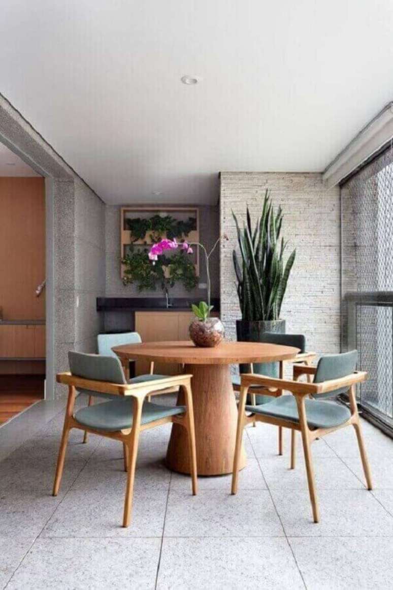 58. Varanda de apartamento decorada com mesa redonda e cadeira com braço – Foto: Casa de Valentina