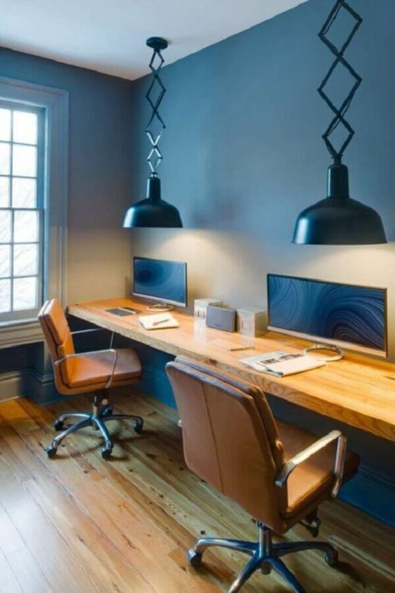 35. Cadeira giratória com braço para home office decorado com bancada de madeira – Foto: ArchZine