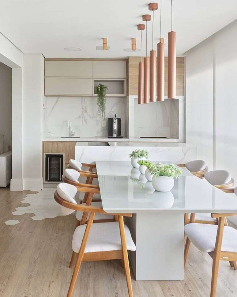 59. Varanda gourmet moderna decorada com cadeira com braço estofada e luminária pendente rose gold – Foto: Decor Salteado