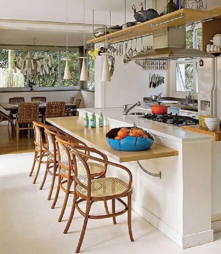 19. Cadeira com braço para decoração de cozinha com bancada de madeira – Foto: Pinterest