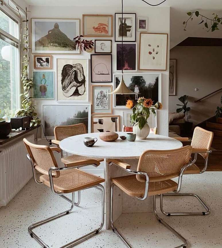 21. Cadeira com braço para sala de jantar decorada com parede de quadros – Foto: Hellø Blogzine