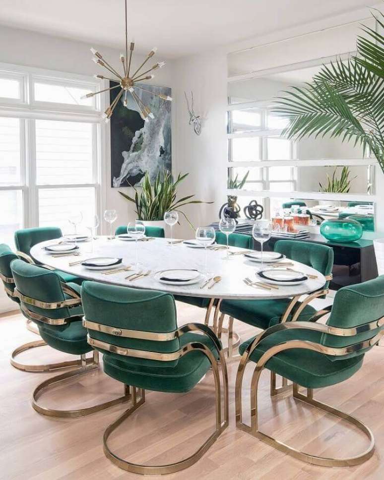 48. Decoração sofisticada para sala de jantar com cadeira estofada com braço verde e dourada – Foto: Aparment Therapy