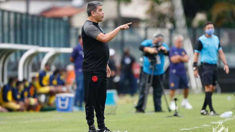 Marcelo Cabo tenta ajustar o time cruz-maltino antes do início da Série B do Brasileiro (Foto: Rafael Ribeiro/Vasco)