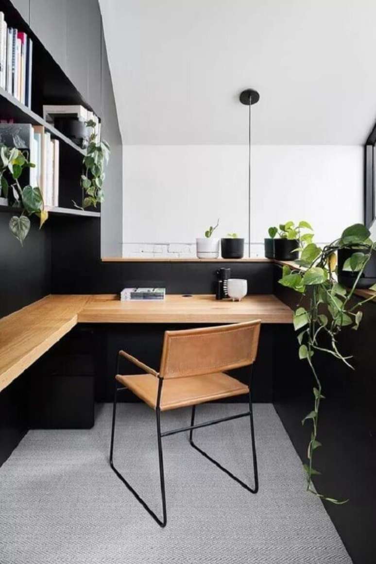 18. Cadeira com braço moderna para home office decoração com bancada de madeira de canto – Foto: Futurist Architecture