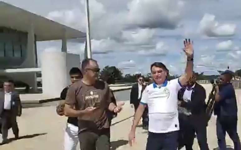Sem máscara, ao lado de Bolsonaro, presidente da Anvisa participa de ato a favor do governo em março de 2020