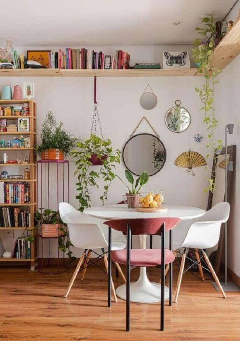 31. Cadeira eames com braço para sala de jantar simples decorada com vasos de plantas – Foto: Histórias de Casa