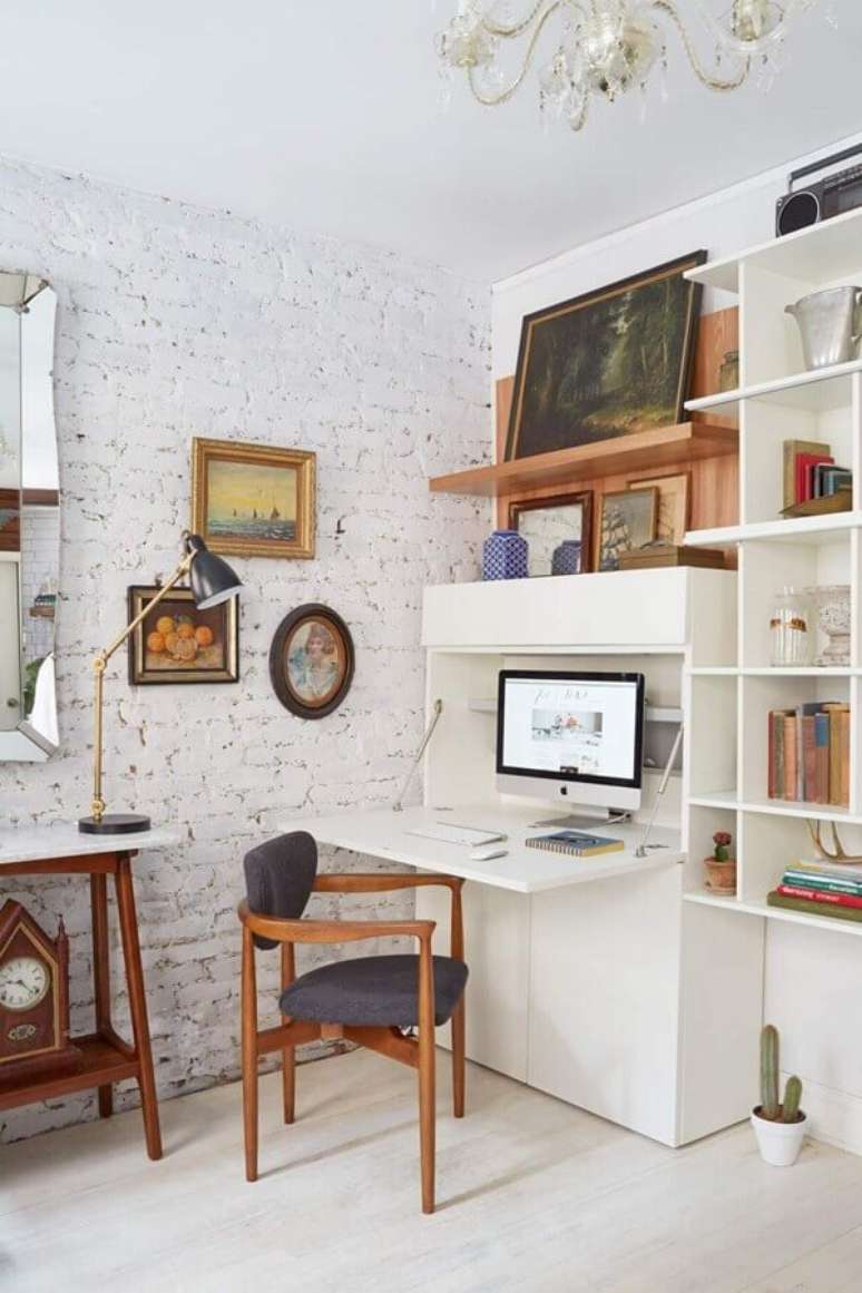 41. Decoração com escrivaninha dobrável e cadeira de estudo com braço – Foto: Robust RAK
