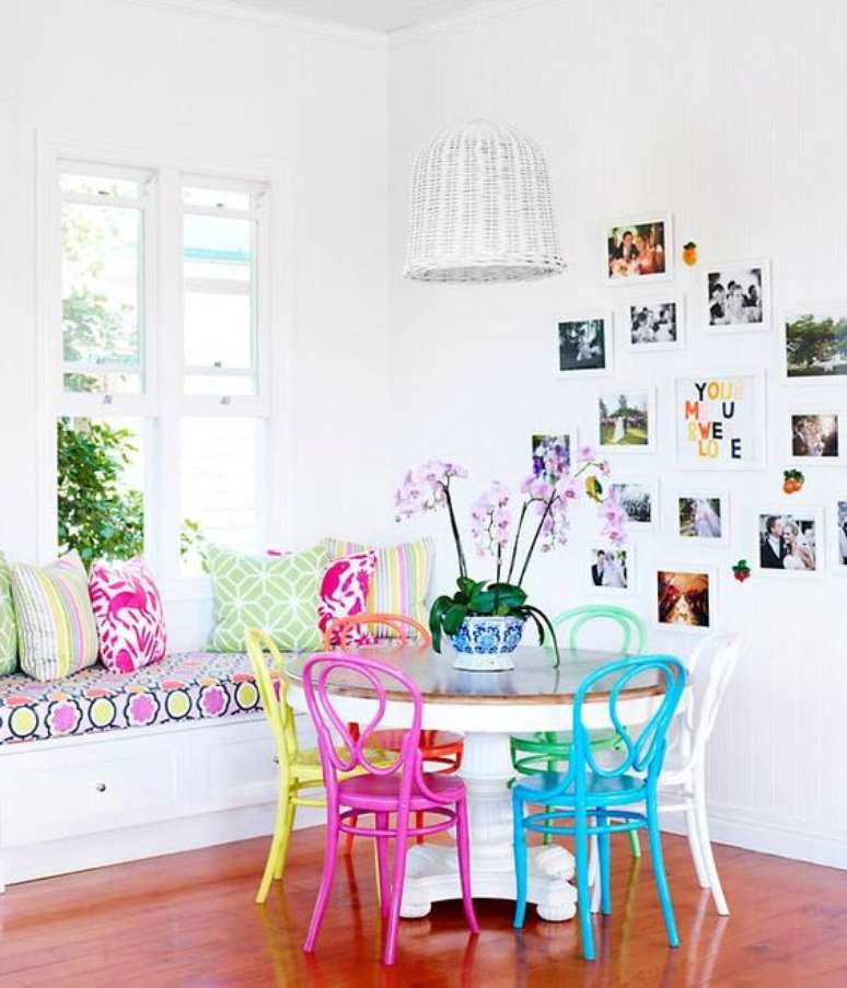 64. Sala de jantar colorida com reforma de cadeira moderna – Foto Pinterest