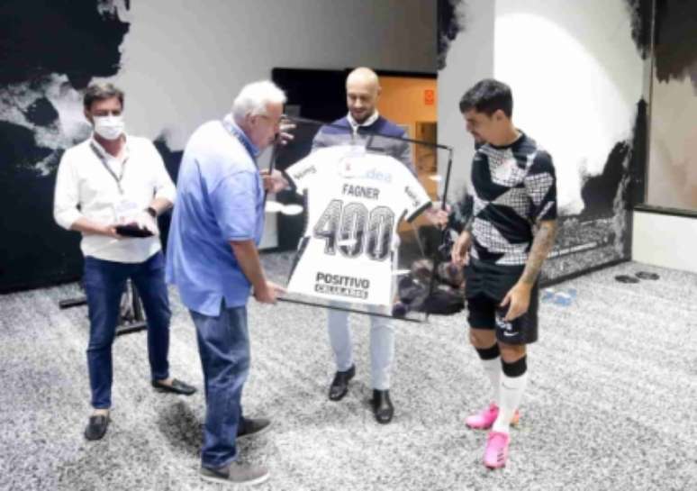 Fagner foi homenageado por diretores do Corinthians (Foto: Rodrigo Coca/Ag.Corinthians)