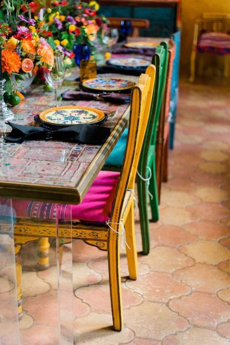 67. Sala de jantar com cadeiras reformadas e coloridas &ndash; Foto Karas Party Ideas