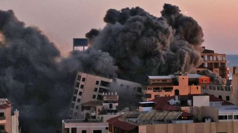 Bombardeio israelense destruiu uma torre de 12 andares, que abrigava escritórios do grupo Hamas