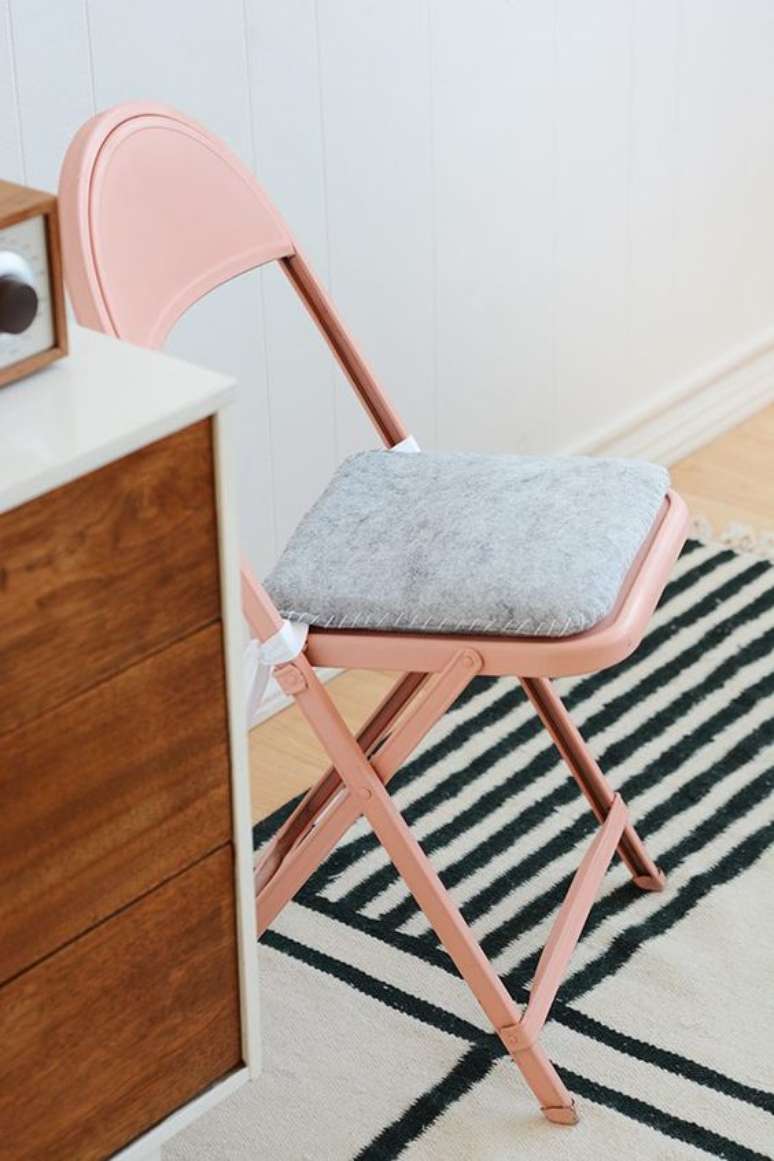 51. Reforma de cadeira para decoração moderna rosa e cinza – Foto Pinterest