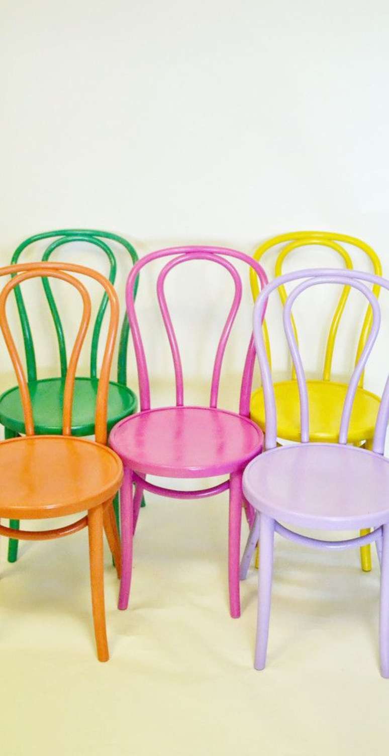 26. Reforma de cadeira colorida e alegre – Foto Rhsignature