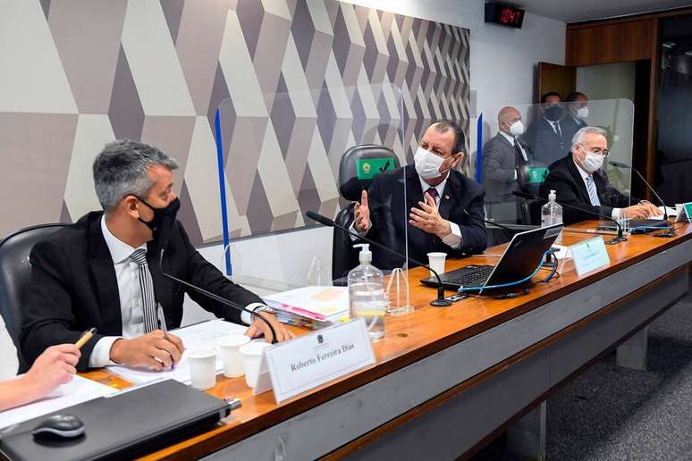 Roberto Ferreira Dias e o senador Omar Aziz (PSD-AM) em sessão da CPI da Covid.