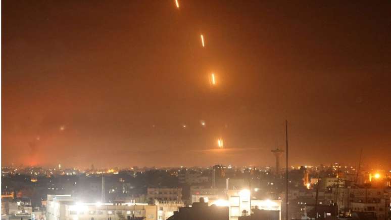 O grupo Hamas lançou um grande número de foguetes sobre várias cidades israelenses