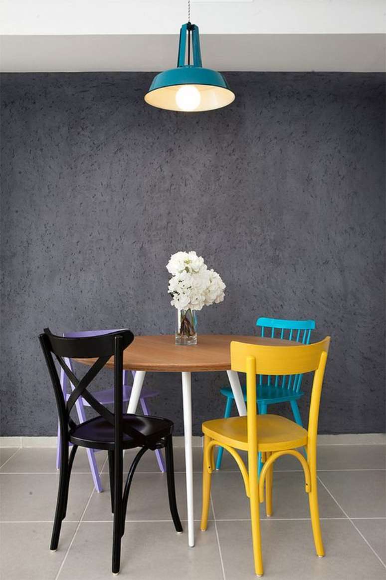 15. Mesa de jantar redonda com reforma de cadeira colorida – Foto Limao nagua