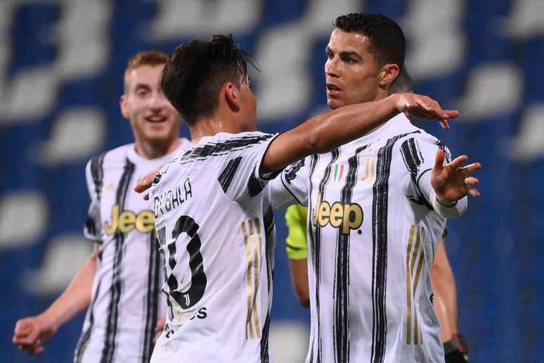 Cristiano Ronaldo e Dybala marcaram o centésimo gol cada um pela Juventus (Foto: MARCO BERTORELLO / AFP)
