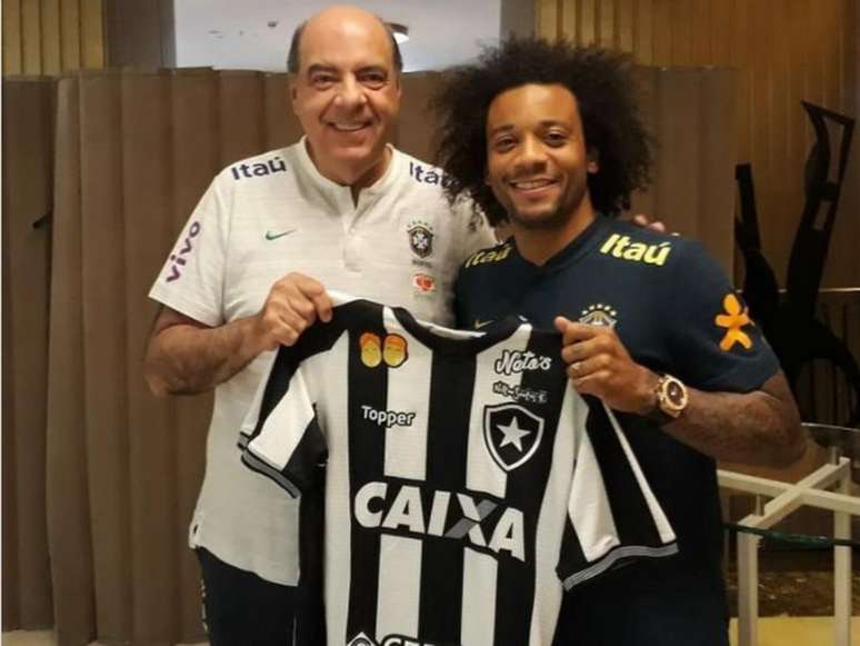 Marcelo com a camisa do Botafogo (Foto: Divulgação/Botafogo)