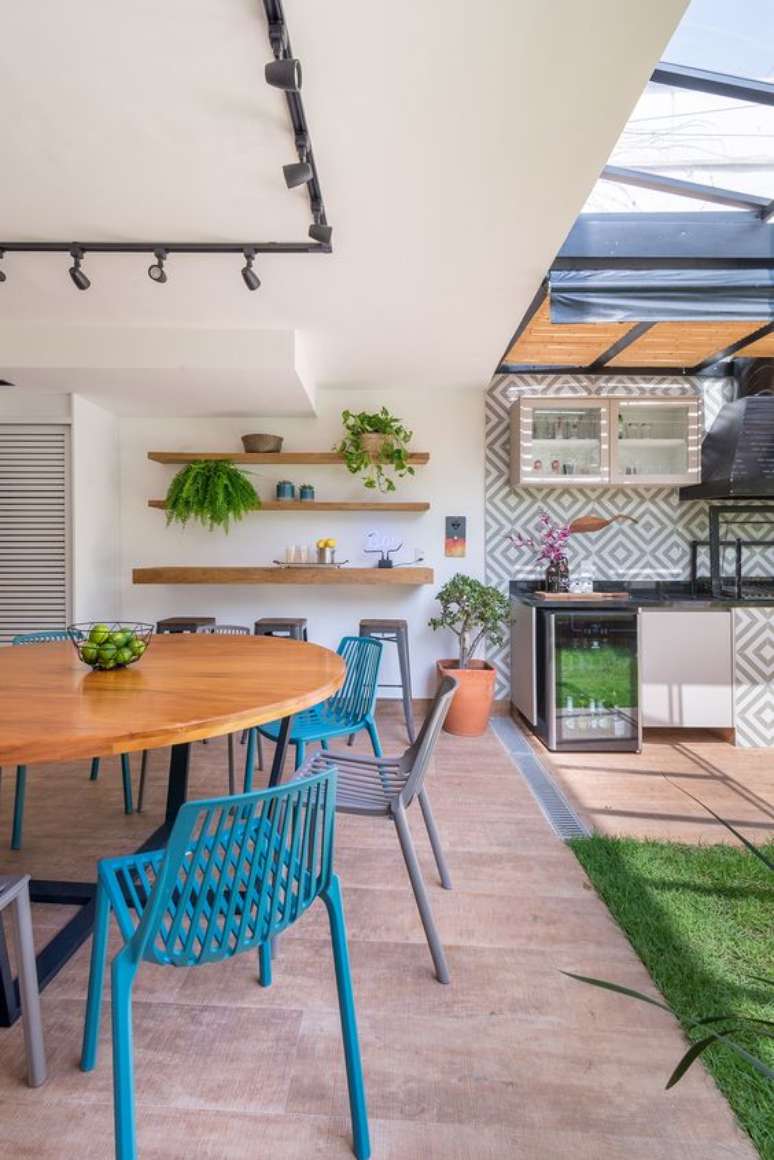 21. Reforma de cadeira azul para cozinha &ndash; Foto Casa de Valentina