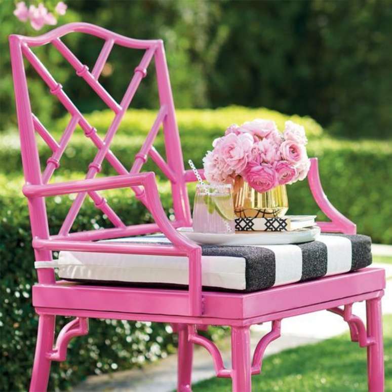 57. Reforma de cadeira rosa branca e preta &ndash; Foto ChinoiserieChic