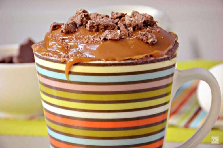 Guia da Cozinha - Bolo de caneca de chocolate e doce de leite pronto em 10 minutos